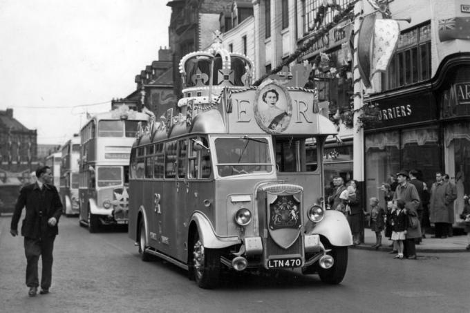 Queen Elizabeth ii kruunajaisten Newcastlen kaupunginvaltuuston yksikerroksinen bussi, joka on nähtävillä kruunajaisten aikana. koristellut kadut Newcastlessa koristeltujen linja-autojen kulkue pitkin northumberland-katua 29. toukokuuta 1953 kuva: ncj kemsleyncj archivemirrorpix via getty kuvia