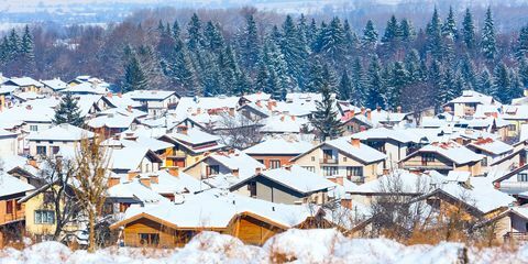 Lumikattoisilla taloilla on panoraama Bulgarian hiihtokeskuksessa Banskossa