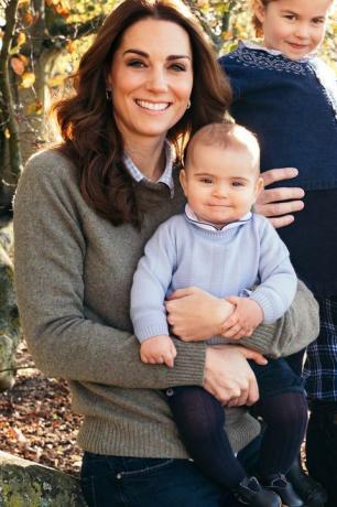 Prinssi Louis pitää Kate Middletonin käden vuoden 2018 kuninkaallisen perheen joulukortissa