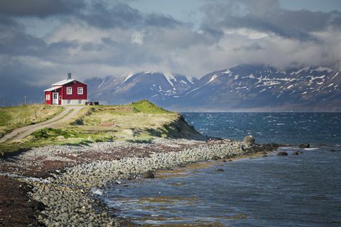 punainen talo vuonon vieressä Pohjois-Islannissa