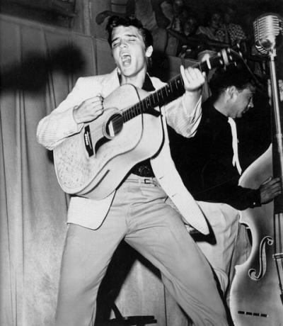 Elvis Presley esiintyy Fort Homer Hesterly Armoryssa Tampassa, Floridassa, 31. heinäkuuta 1955