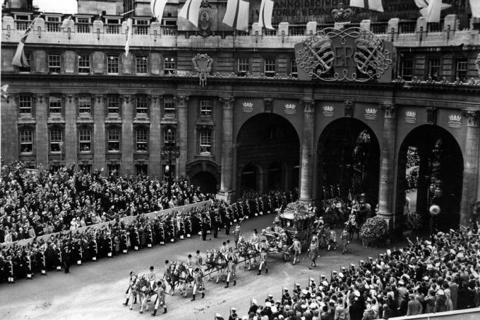 2. kesäkuuta 1953 kuningatar Elizabeth II kruunajaisvaunu ja kulkue saapumassa Admiraliteettikaaren läpi matkalla Westminster Abbeysta Buckinghamin palatsiin valokuva: Hulton archivegetty images