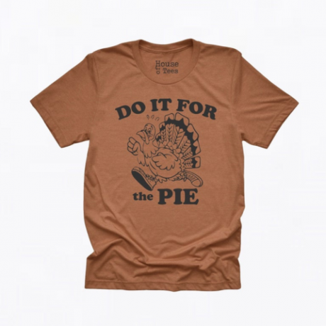 ruskea t-paita, jossa on kalkkunaa juoksukengissä ja jossa sanotaan "tee se piirakkaan" retro-kirjaimin