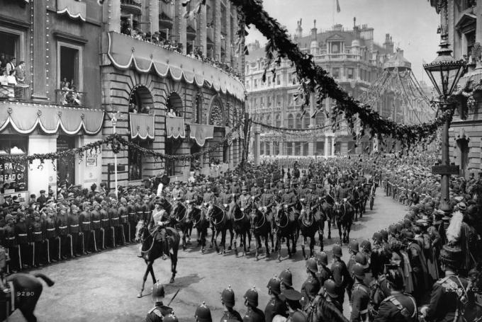 23. kesäkuuta 1911 kuninkaallinen hevonen tykistö ratsastaa Lontoon kaduilla osana King George vs kruunajaisia ​​-juhlia valokuva: london stereoskooppinen companyhulton arkistokuvat