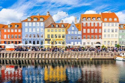 monivärisiä taloja kanavan varrella nyhavnin satamassa, Kööpenhaminassa, Tanskassa