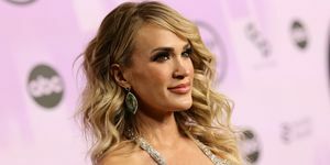 carrie underwood vaaleanpunaisella taustalla