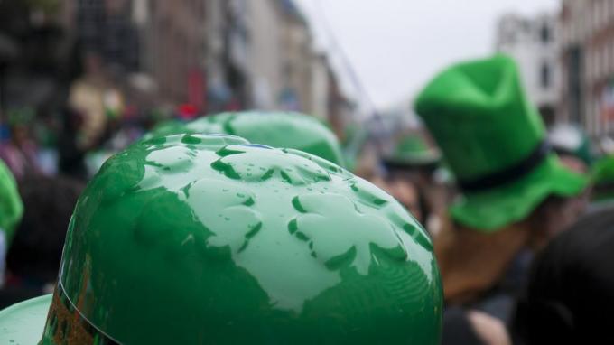 joukko vihreitä hattuja kadulla Pyhän Patrickin päivän paraatin aikana dublinissa