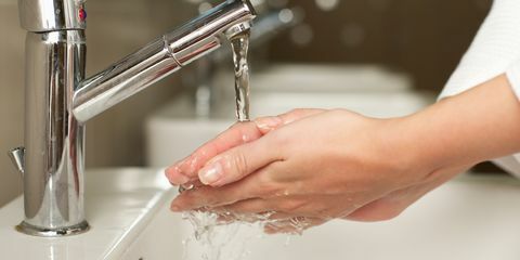 nainen pesee käsiä