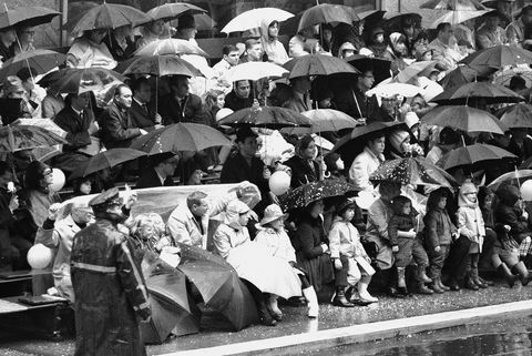 sateinen päivä kiitospäiväparaatissa vuonna 1967, väkijoukkoja sateenvarjojen kanssa