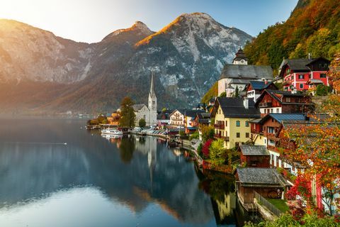 auringonnousunäkymä kuuluisaan Hallstattin vuoristokylään, jossa on hallstatter-järvi, Itävalta