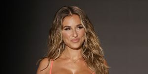 jessie james decker kävelee kiitoradanäytöksessä vaaleanpunaisissa bikineissä ja kultaisissa korkokengissä