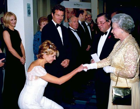 englanti kuningatar elizabeth ii r kokousnäyttelijä natasha richardson l, vaihdellen näyttelijäksi dennis quaid 3l vaimo meg ryan l Katso elokuvan ensi-ilta vanhemman ansojen valokuvana ken goffthe-elämäkuvakokoelmasta getty imagesgetty -sivuston kautta kuvien