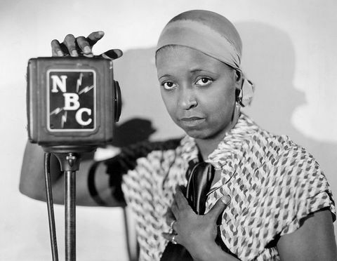 alkuperäinen teksti Ethel Waters radioviihdyttäjänä 1920-luvulla hän seisoo nbc-mikrofonin vieressä päivätty valokuva