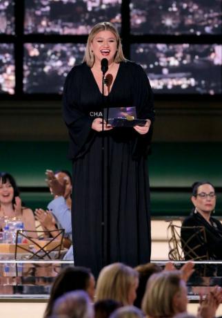 los angeles, kalifornia 12. syyskuuta 74. vuotuinen primetime Emmy Awards kuvassa kelly clarkson puhuu lavalla 74. vuosittaiset primetime Emmy -palkinnot pidettiin microsoft-teatterissa 12. syyskuuta 2022 kuva: chris hastonnbc gettyn ​​kautta kuvia