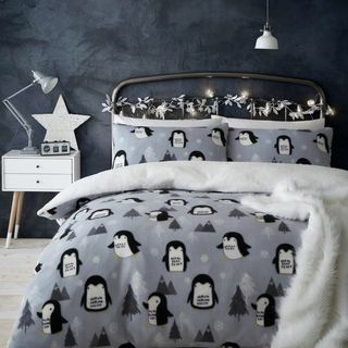 Kodikas Penguin Fleece -joulupussilakanasetti