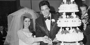 Elvis ja Priscilla Presley leikkaavat hääkakkunsa