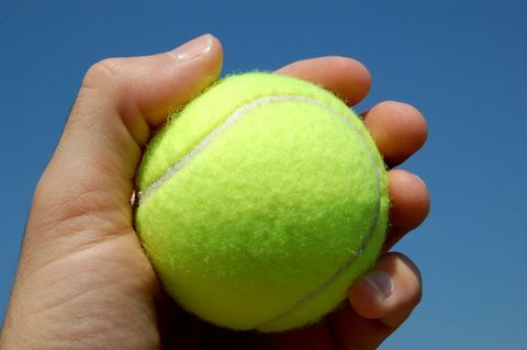 Tennispallo kädessä lähikuva