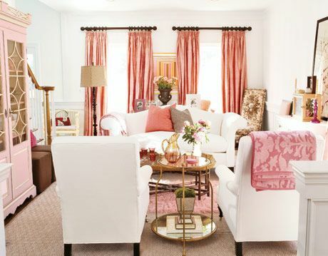 Vaaleanpunainen ja valkoinen olohuone