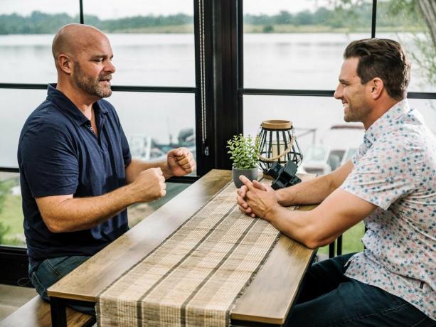 scott mcgillivray ja bryan baeumler kunnostuslomakohteen välienselvittelyssä