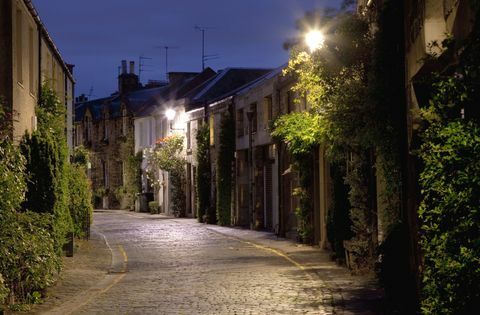 Romanttinen näkymä vanhaan kadulle Skotlannin pääkaupungissa Edinburghissa