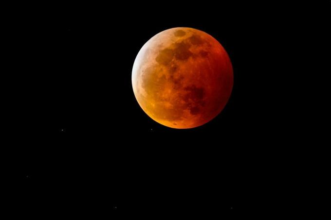 verikuu tai täysikuu, jossa on punertava varjo täydellisen kuunpimennyksen vuoksi, yötaivaalla