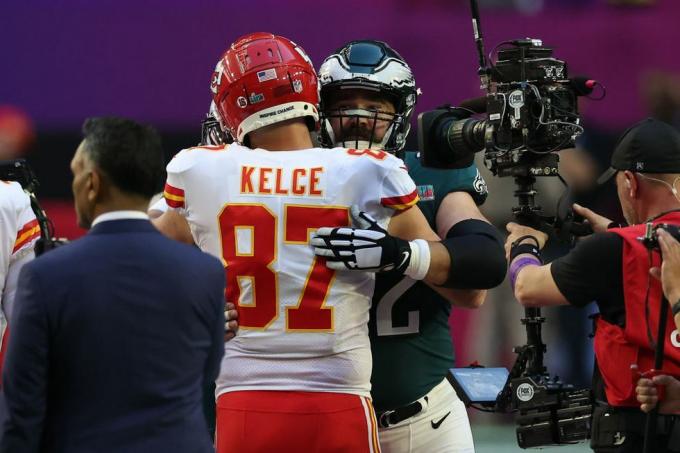 glendale, arizona 12. helmikuuta travis kelce 87 kansas kaupungin päällikköä halaa jason kelce 62 philadelphiaa kotkat ennen superkulhoa lvii valtion tilastadionilla 12. helmikuuta 2023 glendalessa, arizonassa kuva: ezra shawgetty kuvia