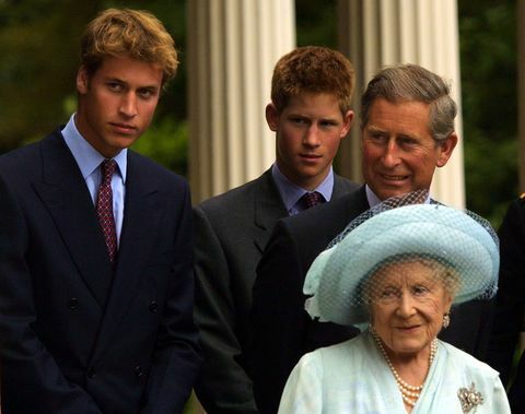Prinssi William, prinssi Harry ja prinssi Charles kuningattaren äidin kanssa juhlissa vuonna 2001.