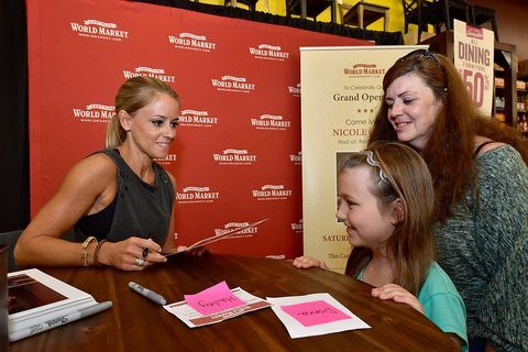 Nicole Curtis allekirjoittaa kopiot uudesta kirjastaan