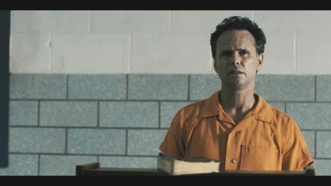 walton goggins poikaväkevänä oranssissa vankilahaalarissa, jossa on raamatullinen perusteltu kaupungin muinainen finaali