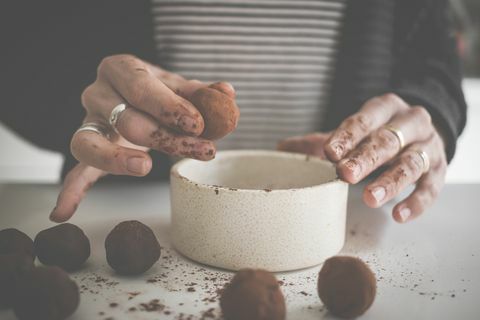 nainen tekee kotitekoisia suklaatryffeleitä