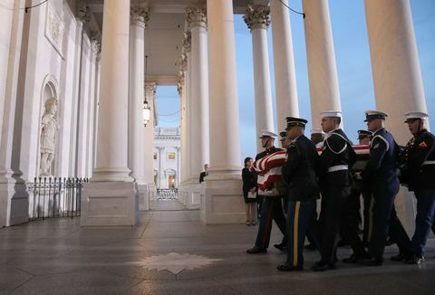 Kongressin johtajat isännöivät saapumisseremoniaa Capitolissa myöhään presidentti George H.W. Puska