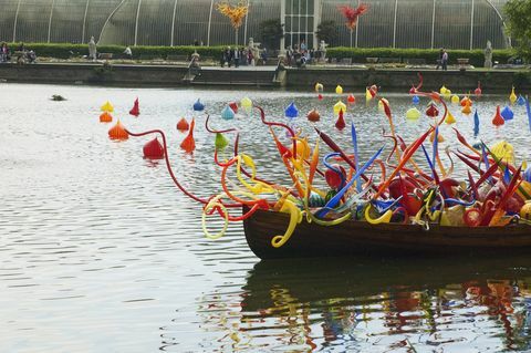 Thames Skiff, kirjoittanut Dale Chihuly Palm Housen kuninkaallisen kasvitieteellisen puutarhan edessä, Kew, Surrey, Englanti, Yhdistynyt kuningaskunta