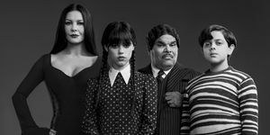 keskiviikko l to r catherine zeta jones morticia adamsina, jenna ortega keskiviikko addamsina, luis guzmán gomez addamsina, issac ordonez pugsley addamsina keskiviikkona cr netflixin ansiosta © 2022