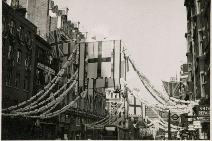 fleet street, kaupunki Lontoo, suurempi Lontoon auktoriteetti, 1953 näkymä rakennuksissa roikkuvista lipuista ja fleet streetin keskustassa, josta koristeet on pujotettu Elizabeth II: n kruunajaiset tapahtuivat 2. kesäkuuta 1953, tässä valokuvassa laivaston kadun keskellä roikkuvat liput ovat Lontoon kaupunki, jossa on punainen miekka st. Georges Crossin vasemmassa yläosassa taiteilija jr Uppington kuva: historic englandheritage images via getty kuvia