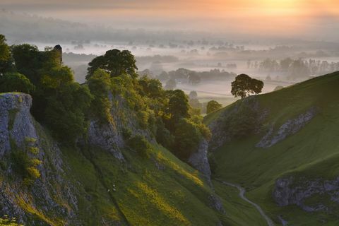 vieraile Peak District peveril linnassa, kesän auringonnousu, Castleton, Englanti Peak District uk europe