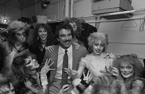 Tom Selleck ja Jillie Mack taustalla Cats 1983: ssa