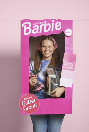 home reno barbie halloween-asu, jossa nainen, jolla on yllään vaaleanpunainen laatikko ja jolla on maalitilkkuja ja maalipurkki