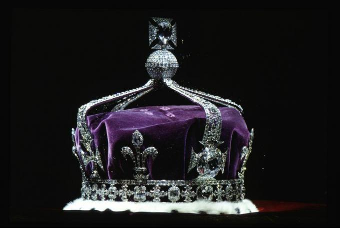 Tässä on mitä tapahtuu kaikille kuningattaren kruunuille, tiaaroille ja korvaamattomille jalokiville