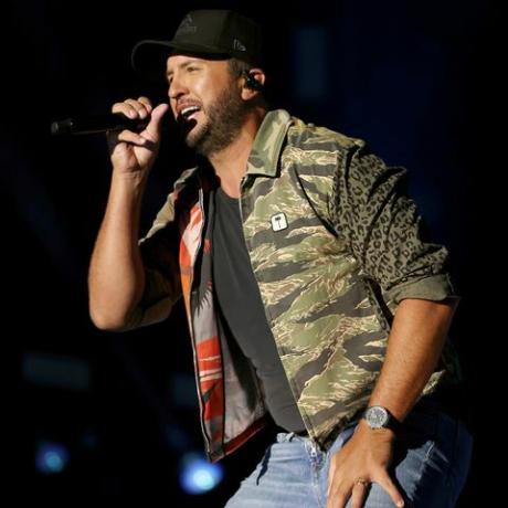 " American Idol" -tuomari ja kantrilaulaja luke bryan kaatuu konsertin aikana vuoden 2022 kiertueella