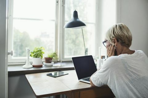 Vanhempi nainen kannettavalla tietokoneella