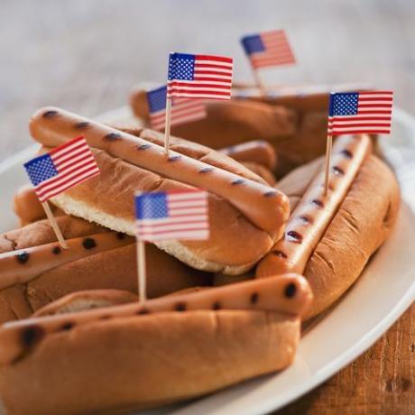 pienet amerikkalaiset liput grillattuihin hot dog -pelleihin