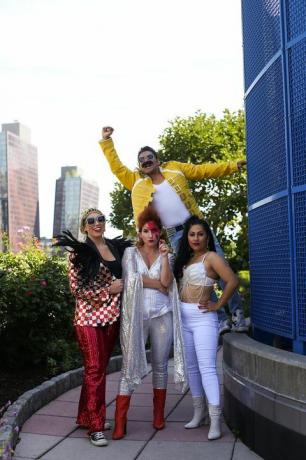 neljä ihmistä pukeutunut Freddie-elohopeaksi, Selena, David Bowie ja Elton John