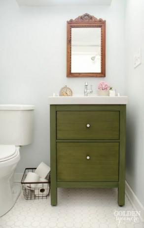 pJos kylpyhuoneessasi on jalusta pesuallas (lue: nolla säilytystilaa), jätä se a href" http: www.housebeautiful.comlifestyleorganizing-tipsg2784ikea-bathroom-hacks? slide4" target" _blank" IKEA vanitya sijaan. Tässä on kaksi erilaista syvää laatikkoa, ja vihreän maalikerroksen ansiosta se näyttää täysin ainutlaatuiselta.ppem data-redactor-tag" em" a href" http: www.thegoldensycamore.com201408ikea-bathroom-vanity-update.html" target" _blank" Katso lisää The Golden Sycamore -sivustolta »aemp