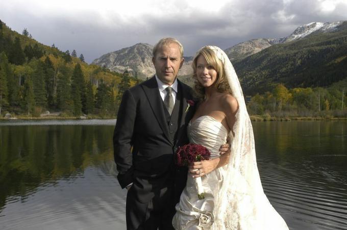 kevin costner meni naimisiin viisivuotiaan tyttöystävänsä christine baumgartnerin kanssa heidän haapassaan Coloradossa syyskuussa 25, 2004 kevin costnerin ja christine baumgartnerin hääkuvien aikana haapassa, co photo by wireimage kotijohtokuva