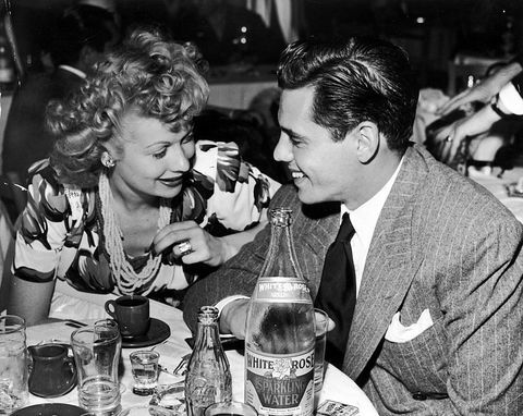 Lucy ja Desi Arnaz Mocambo-yökerhossa West Hollywoodissa, heinäkuussa 1942.