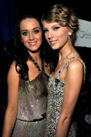 katy perry ja taylor swift 52. vuosittaisessa Grammy-palkintojenjakotilaisuudessa tervehtivät ikoneja doug morrisin kunniaksi, joka pidettiin Beverly hilton -hotellissa 30. tammikuuta 2010 Beverly Hillsissä, Kaliforniassa