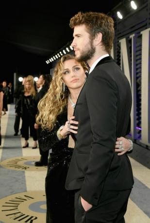 Miley Cyrus ja Liam Hemsworth Näytä PDA Vanity Fair Oscar -sarjassa Party 2019 punaisella matolla