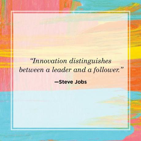 Steve Jobsin lainaus johtajuudesta, jonka mukaan innovaatio tekee eron johtajan ja seuraajan välillä, akvarellitausta