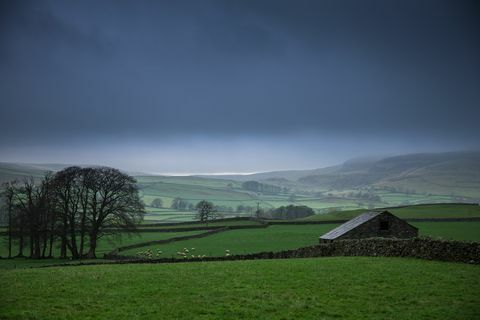 maatila tummanharmien pilvien alla