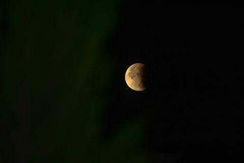 Kuu näkyy osittaisen kuunpimennyksen aikana ...